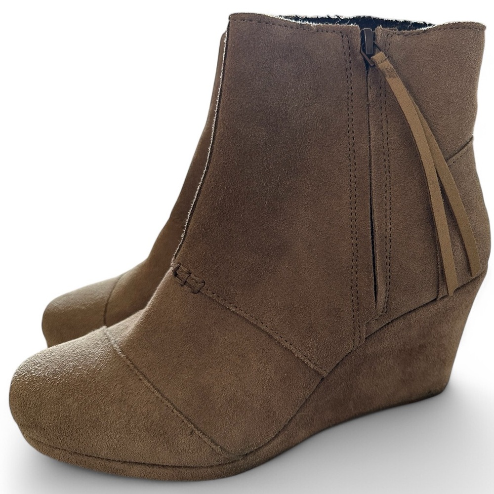 Toms Desert Wedge suede boots booties Sz. 7 EUC. Beige Tan. EUC